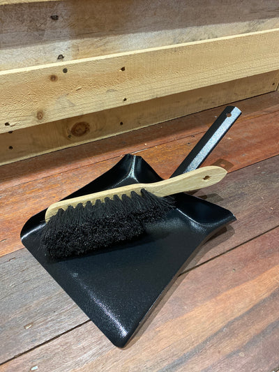 Dustpan and brush (6609945362630)